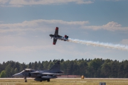 SK 61 Bulldog och Saab JAS 39 Gripen.